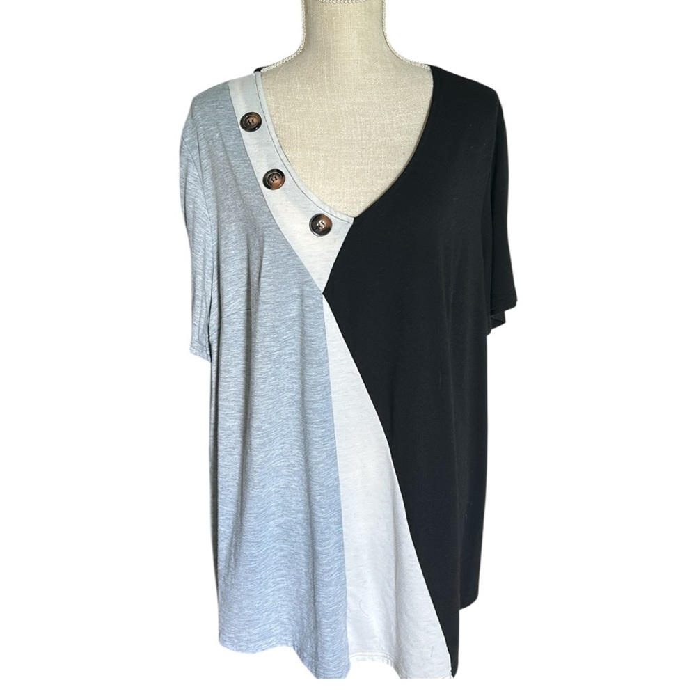 A. Byer Black Gray & White Color block Tunic Top V-neck with  button details 2X